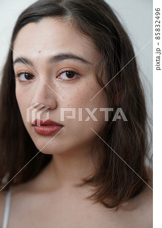 そばかすのある女性のポートレートの写真素材