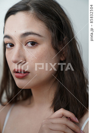 そばかすのある女性のポートレート そばかすのある女性のポートレート 85832504