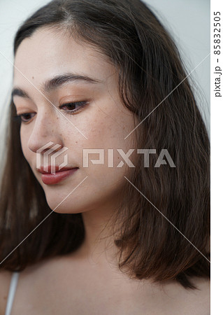 そばかすのある女性のポートレート 85832505