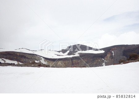 富士山　山頂火口　お鉢巡り　残雪期 85832814