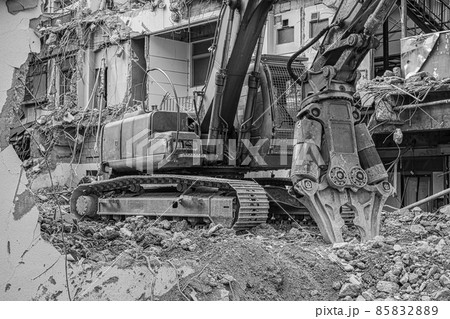 モノクロ　重機と解体工事現場 85832889