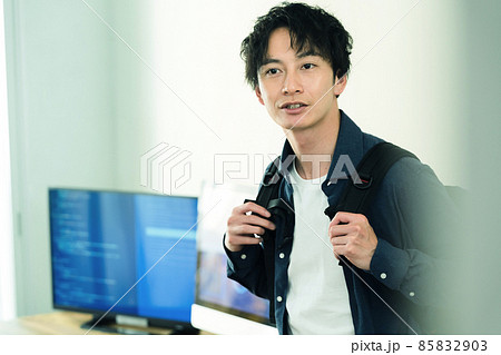 働くエンジニア男性 働くエンジニア男性 85832903