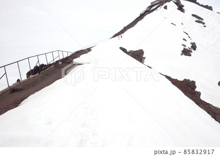 富士山登山　残雪期の馬の背の風景 85832917