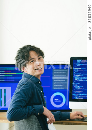 働くエンジニア男性 85832940
