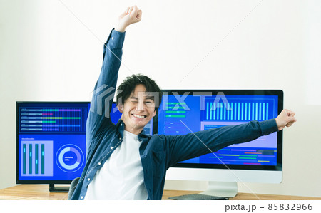 働くエンジニア男性 85832966