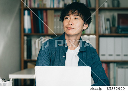 パソコンの前でリフレッシュする男性 パソコンの前でリフレッシュする男性 85832990