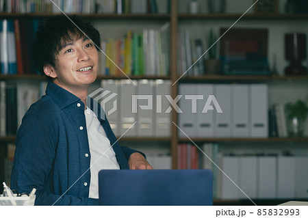 パソコンの前でリフレッシュする男性 パソコンの前でリフレッシュする男性 85832993