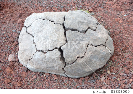 富士山登山 自然に割れる岩石 富士山登山 自然に割れる岩石 85833009