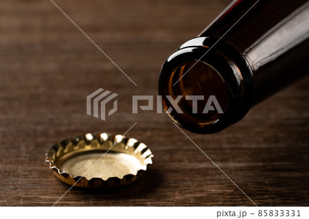空のビール瓶 85833331