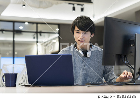 PCで作業をする若い男性　撮影協力:WEEK芝大門（サンフロンティア不動産） 85833338