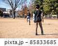 青空の公園でサッカーをする小学生 85833685