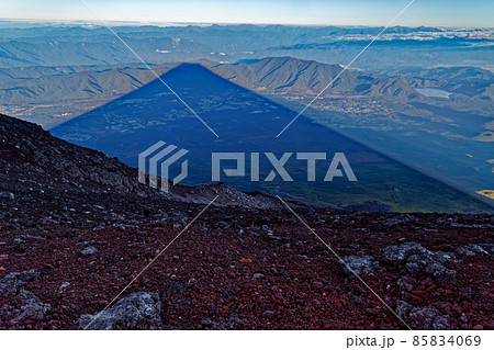 富士山山頂から見る影富士と朝霧高原・本栖湖・南アルプスの眺めの写真