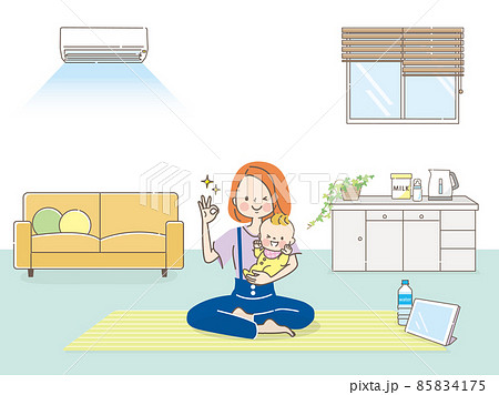 自宅でヨガマットに座る若い女性と赤ちゃん 85834175