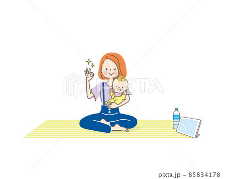 ヨガマットに座る若い女性と赤ちゃん 85834178