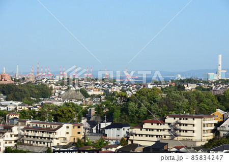 横浜 住宅街と沿岸の工業地帯（永田山王台付近より撮影） 85834247