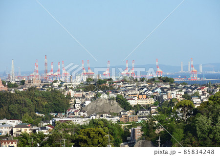 横浜 住宅街と沿岸の工業地帯(永田山王台付近より撮影) 横浜 住宅街と沿岸の工業地帯(永田山王台付近より撮影) 85834248
