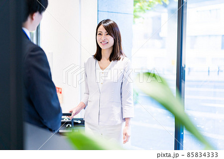 ホテルスタッフと話す若い女性 ホテルスタッフと話す若い女性 85834333
