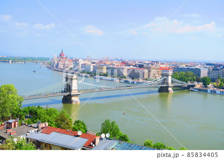王宮の丘からみたドナウ川と世界遺産の街並み 王宮の丘からみたドナウ川と世界遺産の街並み 85834405