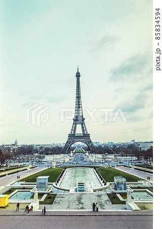 トロカデロ庭園噴水越しに見るエッフェル塔 85834594