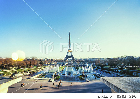 トロカデロ庭園噴水越しに見るエッフェル塔 85834596