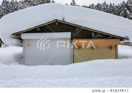 雪に埋もれた倉庫 雪に埋もれた倉庫 85834617