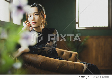 黒いブラウスの女性 黒いブラウスの女性 85834866