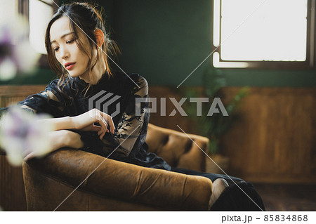 黒いブラウスの女性 黒いブラウスの女性 85834868