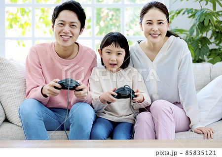 ゲームを楽しみながら過ごす3人家族のおうち時間 ゲームを楽しみながら過ごす3人家族のおうち時間 85835121