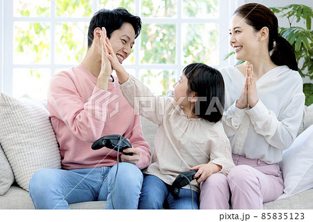 ゲームを楽しみながら過ごす3人家族のおうち時間 85835123