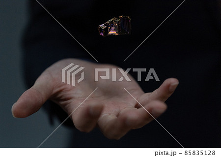 宙に浮くビスマスの骸晶 85835128