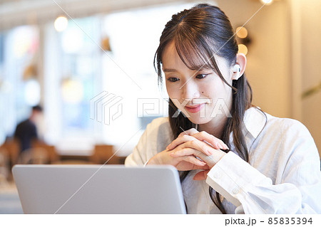 若い女性　カフェ　コワーキング　シェアオフィス 85835394