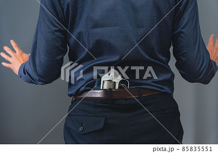 後ろ腰に拳銃を構える人物 85835551