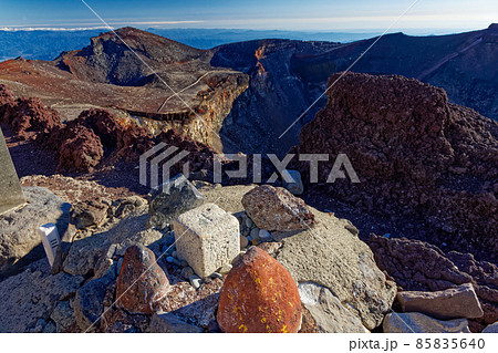 富士山剣ヶ峰の三角点と火口一望 富士山剣ヶ峰の三角点と火口一望 85835640