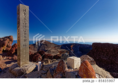 富士山剣ヶ峰の三角点と火口一望 富士山剣ヶ峰の三角点と火口一望 85835907