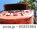 昭和レトロな郵便ポストと青い空 85835964