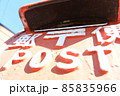 太陽の光をあびる昭和レトロな郵便ポスト 85835966