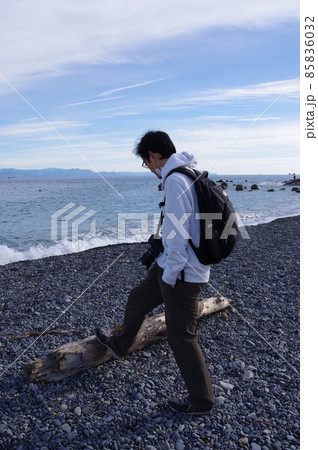 駿河湾の海と空と男性　撮影場所：三保（静岡県静岡市） 85836032