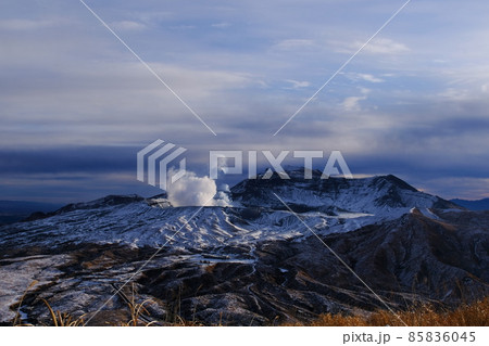 冬の阿蘇中岳と高岳 冬の阿蘇中岳と高岳 85836045