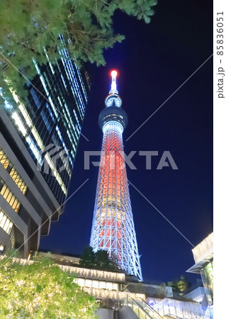東京スカイツリーとイーストタワー　（押上駅側から）　 85836051