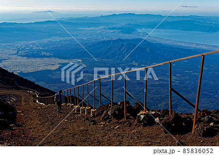 富士山剣ヶ峰から見る愛鷹山・伊豆半島の眺め 85836052