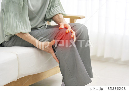 高齢者　膝の痛み　顔無し 85836298