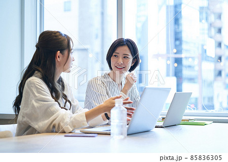 若い女性　カフェ　コワーキング　シェアオフィス 85836305