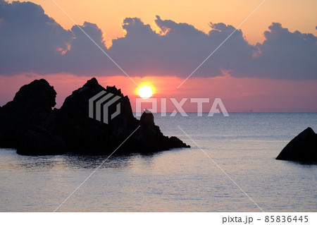 中林海岸の雀バエんも磯と朝日 85836445