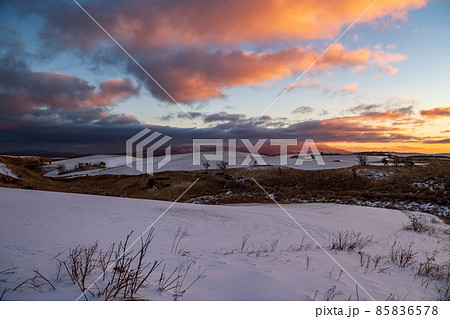 早朝の雪降る阿蘇の積雪した朝焼けの風景 85836578