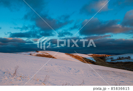 早朝の雪降る阿蘇の積雪した朝焼けの風景 85836615