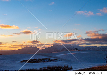 早朝の雪降る阿蘇の積雪した朝焼けの風景 早朝の雪降る阿蘇の積雪した朝焼けの風景 85836619