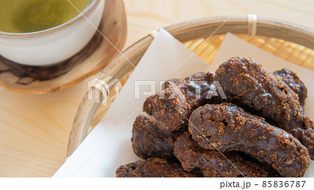 かりんとうと緑茶 85836787