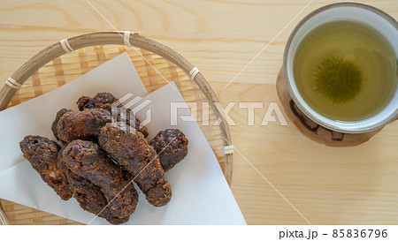 かりんとうと緑茶 85836796