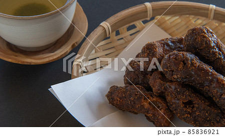 かりんとうと緑茶 85836921