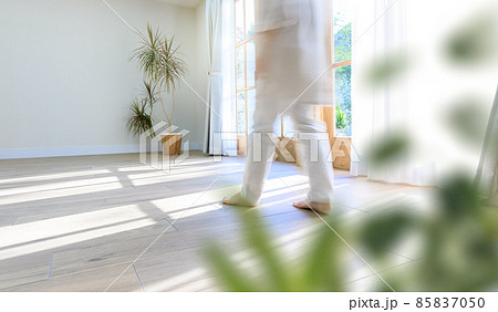 朝の光 女性ライフスタイル 朝の光 女性ライフスタイル 85837050